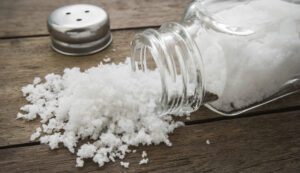 فوائد رش الملح في المنزل